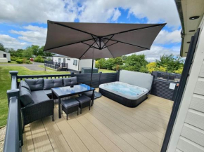 Bee Hive Hot Tub lodge with Free Hoburne Passes